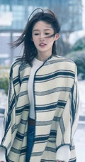 李沁手中捧雪，白色毛衣搭配牛仔裤，唯美户外美拍写真照片