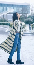 李沁手中捧雪，白色毛衣搭配牛仔裤，唯美户外美拍写真照片