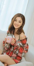 阿sa晒个人生活美照，露单肩格纹男友衫穿着，气质俏皮又可爱