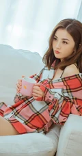 阿sa晒个人生活美照，露单肩格纹男友衫穿着，气质俏皮又可爱