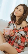 阿sa晒个人生活美照，露单肩格纹男友衫穿着，气质俏皮又可爱