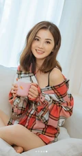 阿sa晒个人生活美照，露单肩格纹男友衫穿着，气质俏皮又可爱