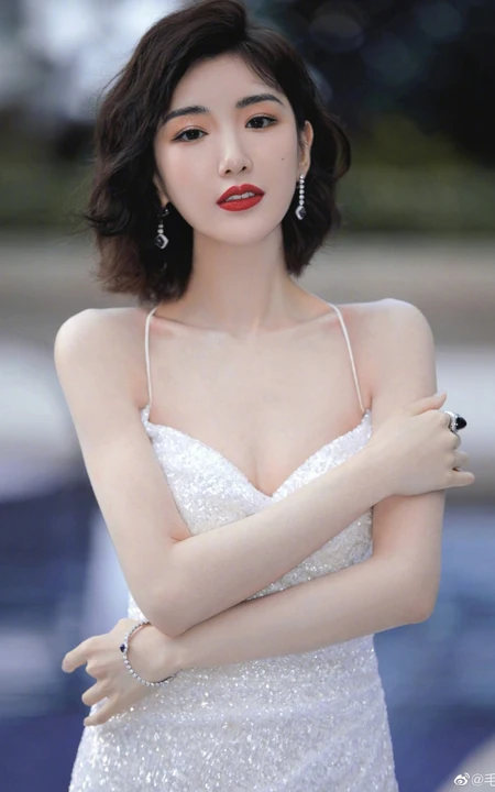 毛晓彤气质V领闪闪亮片肩带露背礼服裙装着身气质大方写真美照
