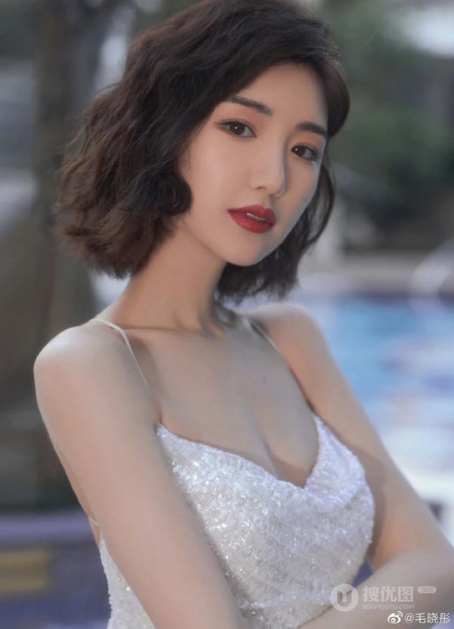 毛晓彤气质V领闪闪亮片肩带露背礼服裙装着身气质大方写真美照