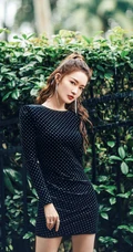 李沁马尾辫发型搭配黑色波点紧身裙屋前栏杆前写真美照
