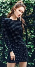 李沁马尾辫发型搭配黑色波点紧身裙屋前栏杆前写真美照