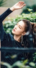 李沁马尾辫发型搭配黑色波点紧身裙屋前栏杆前写真美照