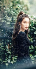 李沁马尾辫发型搭配黑色波点紧身裙屋前栏杆前写真美照