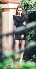 李沁马尾辫发型搭配黑色波点紧身裙屋前栏杆前写真美照
