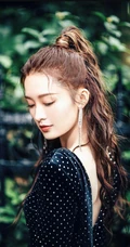 李沁马尾辫发型搭配黑色波点紧身裙屋前栏杆前写真美照