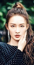 李沁马尾辫发型搭配黑色波点紧身裙屋前栏杆前写真美照