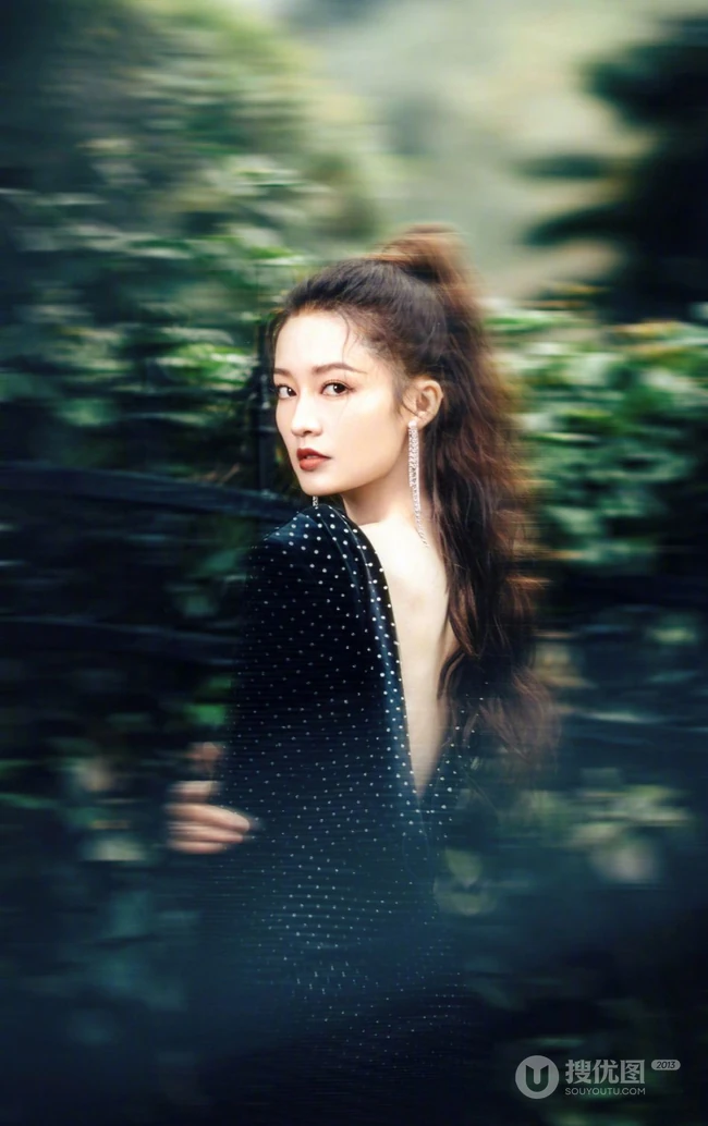 李沁马尾辫发型搭配黑色波点紧身裙屋前栏杆前写真美照