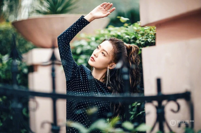 李沁马尾辫发型搭配黑色波点紧身裙屋前栏杆前写真美照