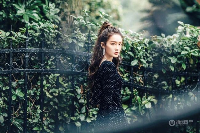 李沁马尾辫发型搭配黑色波点紧身裙屋前栏杆前写真美照