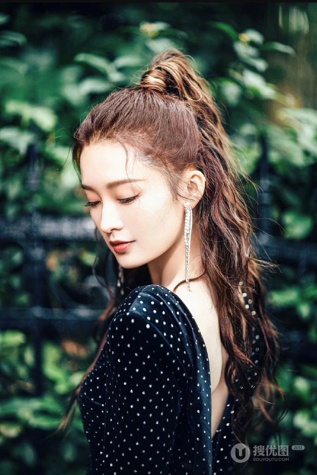 李沁马尾辫发型搭配黑色波点紧身裙屋前栏杆前写真美照