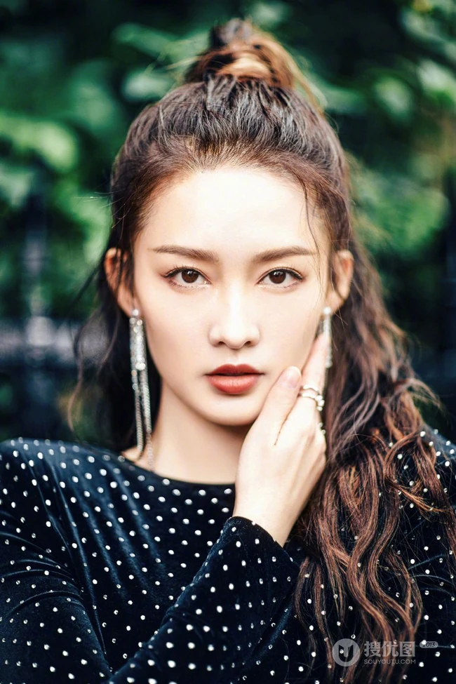 李沁马尾辫发型搭配黑色波点紧身裙屋前栏杆前写真美照