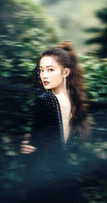 李沁马尾辫发型搭配黑色波点紧身裙屋前栏杆前写真美照