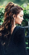 李沁马尾辫发型搭配黑色波点紧身裙屋前栏杆前写真美照