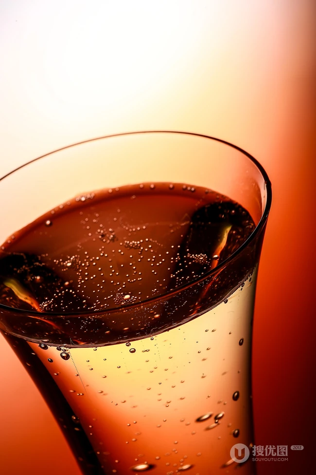 装着宽口杯子里，起泡泡的香槟酒唯美手机壁图片