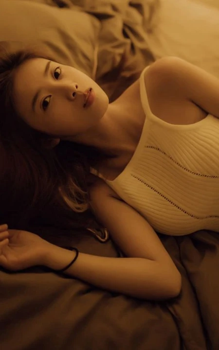 暗房暖调灯光下的精选美背少女圈圈室内氛围写真美照