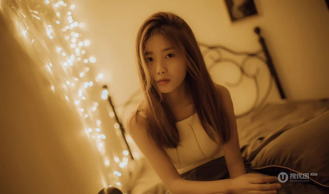暗房暖调灯光下的精选美背少女圈圈室内氛围写真美照