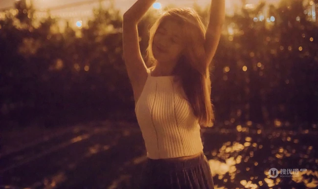 暗房暖调灯光下的精选美背少女圈圈室内氛围写真美照