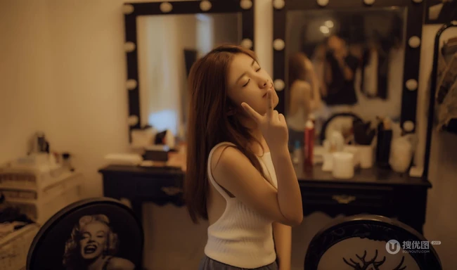 暗房暖调灯光下的精选美背少女圈圈室内氛围写真美照