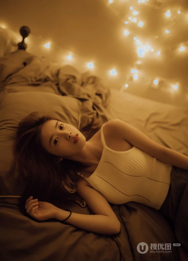 暗房暖调灯光下的精选美背少女圈圈室内氛围写真美照