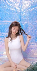 身段苗条，娇小可爱大眼萌少女紧身死库水系列游泳泳池系列写真照