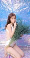 身段苗条，娇小可爱大眼萌少女紧身死库水系列游泳泳池系列写真照