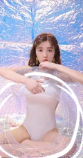 身段苗条，娇小可爱大眼萌少女紧身死库水系列游泳泳池系列写真照