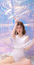 身段苗条，娇小可爱大眼萌少女紧身死库水系列游泳泳池系列写真照