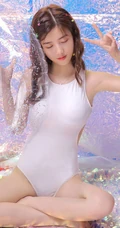 身段苗条，娇小可爱大眼萌少女紧身死库水系列游泳泳池系列写真照