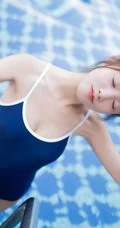 身段苗条，娇小可爱大眼萌少女紧身死库水系列游泳泳池系列写真照