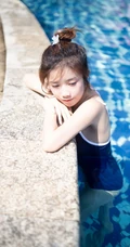 身段苗条，娇小可爱大眼萌少女紧身死库水系列游泳泳池系列写真照