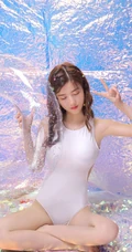 身段苗条，娇小可爱大眼萌少女紧身死库水系列游泳泳池系列写真照