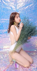 身段苗条，娇小可爱大眼萌少女紧身死库水系列游泳泳池系列写真照