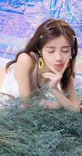 身段苗条，娇小可爱大眼萌少女紧身死库水系列游泳泳池系列写真照