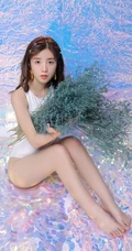身段苗条，娇小可爱大眼萌少女紧身死库水系列游泳泳池系列写真照