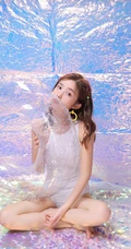 身段苗条，娇小可爱大眼萌少女紧身死库水系列游泳泳池系列写真照