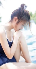 身段苗条，娇小可爱大眼萌少女紧身死库水系列游泳泳池系列写真照