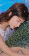 身段苗条，娇小可爱大眼萌少女紧身死库水系列游泳泳池系列写真照
