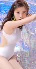 身段苗条，娇小可爱大眼萌少女紧身死库水系列游泳泳池系列写真照