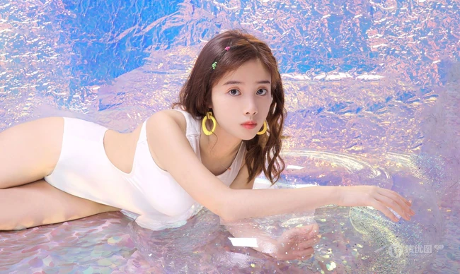 身段苗条，娇小可爱大眼萌少女紧身死库水系列游泳泳池系列写真照