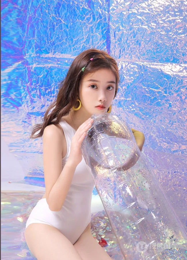 身段苗条，娇小可爱大眼萌少女紧身死库水系列游泳泳池系列写真照