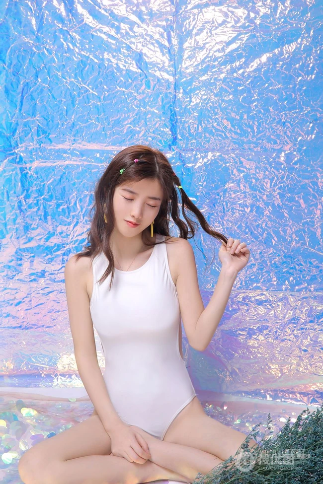 身段苗条，娇小可爱大眼萌少女紧身死库水系列游泳泳池系列写真照