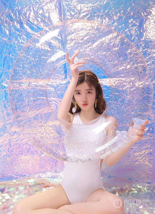 身段苗条，娇小可爱大眼萌少女紧身死库水系列游泳泳池系列写真照