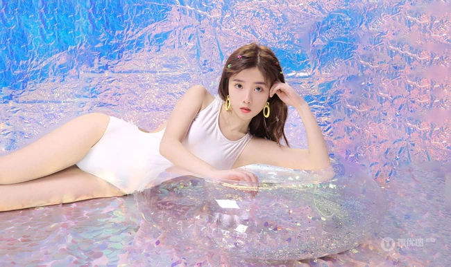 身段苗条，娇小可爱大眼萌少女紧身死库水系列游泳泳池系列写真照