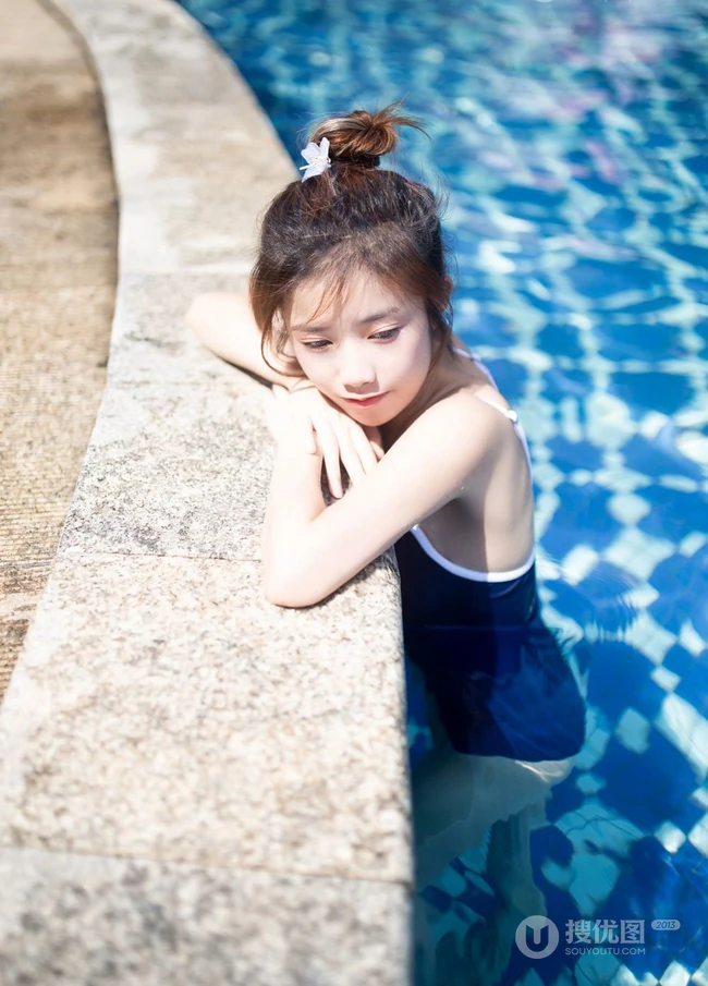身段苗条，娇小可爱大眼萌少女紧身死库水系列游泳泳池系列写真照