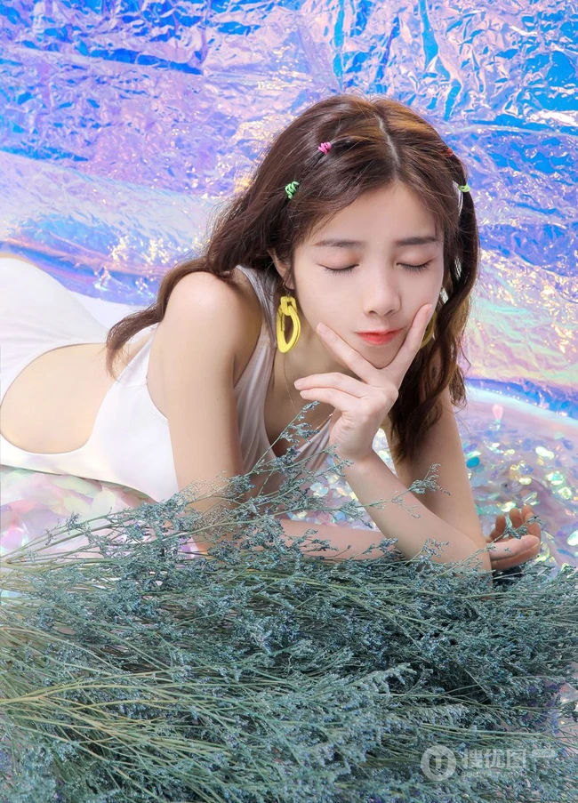 身段苗条，娇小可爱大眼萌少女紧身死库水系列游泳泳池系列写真照